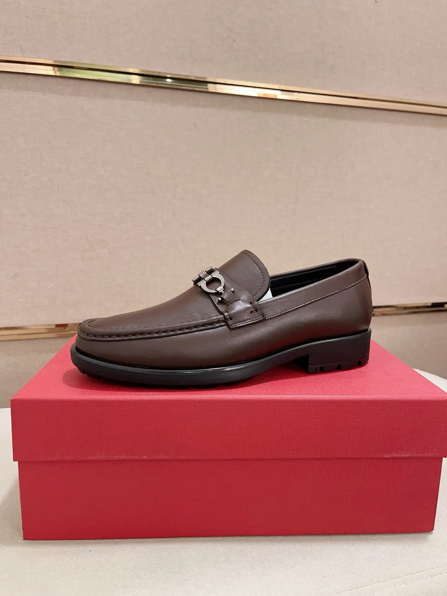 Men's shoes💰: 560💰 High version Ferragamo quality! 🆕🆕Exclusive hot-selling products in stock🔥🔥New products on the shelves, high-quality shoes, high-end driving shoes, with complete packaging! 💪 💪 Material: imported patented cowhide 🐂 + imported high-quality water-dyed cowhide lining + wear-resistant outsole 👍🏻👍🏻 Features: high-end and comfortable, purely handmade 🚀 🚀 Create the perfect shoes that suit you best 🔥 🔥 Size: (38-44) Can be customized 45 non-returnable!